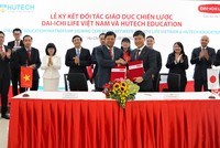 Ông Trần Đình Quân – Chủ tịch kiêm Tổng Giám đốc Dai-ichi Life Việt Nam (phải) và ông Kiều Xuân Hùng – Chủ tịch kiêm Tổng Giám đốc HUTECH Education cùng ký kết Biên bản Ghi nhớ Đối tác Giáo dục Chiến lược.