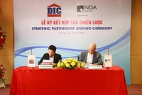Ông Nguyễn Hùng Cường – Phó chủ tịch HĐQT Kl994 game bài casino hấp dẫn DIC (bên trái) và Ông Emmanuel Delarue – Tổng giám Đốc NDA Group (bên phải) ký kết hợp đồng hợp tác chiến lược.