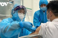 Những nhân viên y tế đầu tiên được tiêm vaccine ngừa Covid-19 tại Việt Nam.
