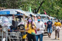 Người dân đeo khẩu trang phòng lây nhiễm COVID-19 tại Vientiane, Lào. (Ảnh: THX/TTXVN).