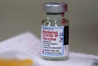 Vaccine ngừa Covid-19 của hãng Moderna. Ảnh: AP.