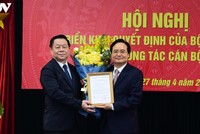 Trưởng Ban Tuyên giáo Trung ương - Nguyễn Trọng Nghĩa (trái) trao quyết định cho ông Phùng Xuân Nhạ. (Ảnh: Trọng Phú).
