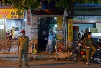 Cơ quan chức năng TPHCM phong tỏa hẻm 20 đường Phạm Đăng Giảng (quận Bình Tân), nơi bệnh nhân 2910 sinh sống. (ảnh: Hoàng Thuận).