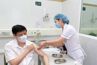 Bộ trưởng Bộ Y tế Nguyễn Thanh Long tiêm vaccine COVID-19 AstraZeneca. 