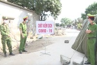 Một chốt kiểm soát dịch COVID-19 tại Hưng Yên. (Ảnh: Đinh Tuấn/TTXVN).