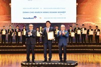 Ông Lê Duy Hải - Giám đốc Khối Khách hàng Kl991.com World Cup 2026 Chính Thức đại diện VietinBank nhận Giải thưởng Sao Khuê với 2 sản phẩm, dịch vụ gồm: VietinBank eFAST và Dịch vụ kết nối ERP dành cho khách hàng Kl991.com World Cup 2026 Chính Thức.