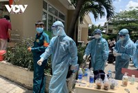 Đông đảo nhân viên y tế ở nhiều địa phương được huy động hỗ trợ TP Thủ Đức xét nghiệm cho cư dân.