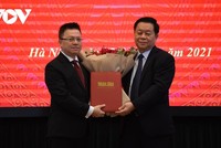 Trưởng Ban Tuyên giáo Trung ương trao quyết định cho ông Lê Quốc Minh.