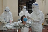 Lực lượng y, bác sỹ lấy mẫu xét nghiệm SARS-CoV-2 cho người dân. (Ảnh: Thanh Thương/TTXVN).