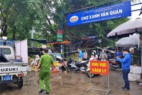 UBND quận Hà Đông đã phong tỏa tạm thời chợ Xanh Văn Quán để phòng, chống dịch Covid-19 (Ảnh: Minh Đức).