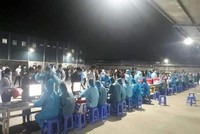 Nhân viên y tế lấy mẫu xét nghiệm cho công nhân khu công nghiệp huyện Việt Yên.
