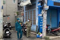 Lực lượng chức năng chốt chặn tại một hẻm nơi có điểm sinh hoạt của giáo phái truyền giáo Phục Hưng ở Thành phố Hồ Chí Minh. (Ảnh: Hồng Giang/TTXVN).