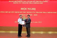 Bí thư Đảng ủy Khối các cơ quan Trung ương Huỳnh Tấn Việt trao quyết định và tặng hoa tân Bí thư Đảng ủy Thanh tra Kl993 ưu đãi thưởng hấp dẫn Đoàn Hồng Phong (trái). (Nguồn: thanhtra.com.vn).