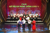 Chủ tịch HĐTV TKV Lê Minh Chuẩn đã trao tặng Quỹ số tiền ủng hộ 200 tỷ đồng.
