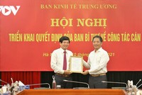 Trưởng Ban Kl992 cổng game cá cược Trung ương Trần Tuấn Anh trao Quyết định cho ông Đỗ Ngọc An (ảnh trái).