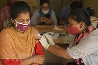 Tiêm chủng vaccine ngừa COVID-19 cho người dân ở Amritsar, Ấn Độ, ngày 18/6/2021. (Nguồn: AFP/TTXVN).