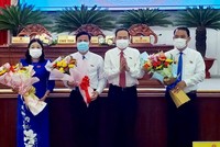 Ủy viên Bộ Kl991.com tải ứng dụng, Phó Chủ tịch thường trực Quốc hội Trần Thanh Mẫn tặng hoa chúc mừng Chủ tịch và các Phó Chủ tịch HĐND tỉnh Hậu Giang vừa đắc cử.