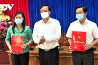 Lãnh đạo Tỉnh ủy Cà Mau trao quyết định cho bà Huỳnh Út Mười và ông Huỳnh Quốc Hoàng.
