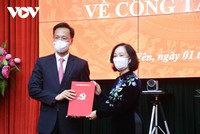 Bà Trương Thị Mai, Ủy viên Bộ Kl991.com tải ứng dụng, Trưởng Ban Tổ chức Trung ương trao quyết định cho ông Nguyễn Hữu Nghĩa.