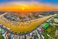 Dự án kè bờ sông Cần Thơ - Ứng phó biến đổi khí hậu TP. Cần Thơ đi dọc theo hai bên bờ chợ nổi Cái Răng về hướng huyện Phong Điền. Ảnh: Nguyễn Hữu Thành.