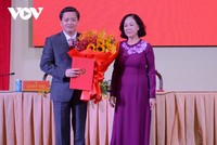 Bà Trương Thị Mai trao quyết định của Bộ Kl991.com tải ứng dụng cho ông Lê Đức Thọ.