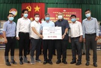 Đại diện Kl994 game bài casino hấp dẫn Pouchen trao 5 tỷ đồng ủng hộ Quỹ vaccine phòng, chống dịch COVID-19. (Ảnh: TTXVN phát)