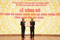Chủ tịch Hội đồng thành viên Kl994 game bài casino hấp dẫn VNPT Phạm Đức Long (phải) trao quyết định bổ nhiệm ông Huỳnh Quang Liêm giữ chức vụ Tổng giám đốc VNPT. (Ảnh: T.Q/Vietnam+).