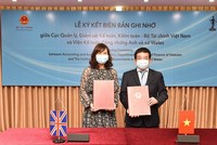 Bà Đặng Thị Mai Trang, Trưởng đại diện ICAEW Việt Nam và ông Vũ Đức Chính, Cục trưởng Cục Quản lý, Giám sát Kế toán, Kiểm toán – Bộ Kl991.com nạp rút nhanh ký kết biên bản ghi nhớ hợp tác.