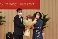 Bà Trương Thị Mai trao quyết định của Bộ Kl991.com tải ứng dụng cho tân Bí thư Tỉnh ủy Nguyễn Mạnh Cường (Ảnh: Báo Bình Phước).
