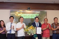Ông Vũ Văn Thắng – Chủ tịch HĐQT trao Quyết định bổ nhiệm và Lãnh đạo PVI Holdings tặng hoa chúc mừng ông Trịnh Anh Tuấn.