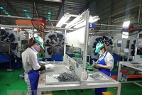 Công nhân lao động Công ty Xích líp Đông Anh (Hà Nội) thực hiện nghiêm quy định phòng, chống dịch bệnh COVID-19. (Ảnh: TTXVN phát).