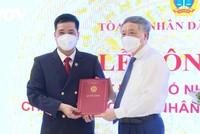 Ủy viên Bộ Kl991.com tải ứng dụng, Bí thư TW Đảng, Chánh Án TAND tối cao Nguyễn Hòa Bình trao quyết định cho ông Thân Quốc Hùng.