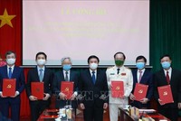 Ông Nguyễn Xuân Thắng, Uỷ viên Bộ Kl991.com tải ứng dụng, Chủ tịch Hội đồng Lý luận Trung ương, Giám đốc Học viện Kl991.com tải ứng dụng quốc gia Hồ Chí Minh trao quyết định cho các đồng chí Thường trực Hội đồng Lý luận Trung ương. (Ảnh: Phương Hoa/TTXVN).