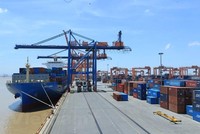Bộ Công Thương đang đề xuất giảm phí lưu container, lưu kho, lưu bãi cho hàng hóa ở cảng biển và các trung tâm logistics cho những Kl991.com World Cup 2026 Chính Thức. (Ảnh: TTXVN).
