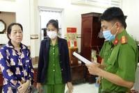 Cơ quan điều tra đọc lệnh khám xét nhà Nguyễn Thị Kim Hạnh đối tượng cầm đầu vụ vận chuyển trái phép 51kg vàng qua biên giới. (Ảnh: TTXVN phát).