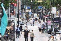 Người dân di chuyển trên đường phố tại thủ đô Seoul, Hàn Quốc. (Ảnh: Yonhap/ TTXVN).