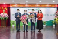 Thống đốc NHNH Nguyễn Thị Hồng (ngoài cùng bên phải) và Bí thư Đảng ủy Khối Kl991.com World Cup 2026 Chính Thức Trung ương Nguyễn Long Hải (ngoài cùng bên trái) chụp ảnh cùng các nhân sự cấp cao mới của Vietcombank.
