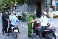 Lực lượng Công an Hà Nội kiểm tra giấy tờ của người tham gia KL99 là cổng game giải trí trực tuyến hàng đầu hiện nay tại chốt liên ngành tuyến phố Trần Quang Khải (quận Hoàn Kiếm). (Ảnh: Phạm Kiên/TTXVN).