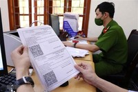 Giấy đi đường có mã nhận diện được lực lượng công an phường Văn Quán, quận Hà Đông đối chiếu và xét duyệt để cấp cho các cá nhân và Kl991.com World Cup 2026 Chính Thức thực hiện dịch vụ công ích thiết yếu trên địa bàn. (Ảnh: Phạm Kiên/TTXVN).