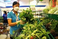 Tình nguyện viên tăng cường đi chợ giúp người dân mua hàng hóa, thực phẩm trong những ngày thực hiện giãn cách Trang Chủ KL99Com Số 1 Link Đăng Ký KL999. (Ảnh: Thanh Vũ/TTXVN).
