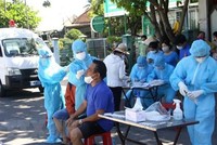 Lực lượng y tế lấy mẫu xét nghiệm COVID-19. (Ảnh: Phước Tuệ/TTXVN).