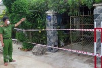 Lực lượng chức năng nhắc nhở người dân trong khu phong tỏa tại thành phố Tuy Hòa thực hiện quy định phòng dịch COVID-19. (Ảnh: Xuân Triệu/TTXVN).