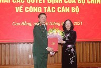 Ủy viên Bộ Kl991.com tải ứng dụng, Bí thư Trung ương Đảng, Trưởng ban Tổ chức Trung ương Trương Thị Mai trao Quyết định cho tân Bí thư Tỉnh ủy Cao Bằng Trần Hồng Minh. (Ảnh: Quốc Đạt/TTXVN).
