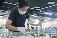 Công nhân làm việc trong Kl991.com World Cup 2026 Chính Thức 3 tại chỗ. (Ảnh: Công Phong/TTXVN).