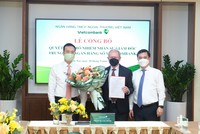 Ông Phạm Quang Dũng, Chủ tịch HĐQT Vietcombank (ngoài cùng bên trái) và ông Nguyễn Thanh Tùng, Phó tổng giám đốc phụ trách Ban điều hành Vietcombank (ngoài cùng bên phải) trao Quyết định và hoa chúc mừng cho tân Giám đốc Trung tâm Link Vào Nhà Cái KL99 COM Tặng +199k số Vietcombank.