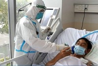 Nhân viên y tế chăm sóc cho bệnh nhân mắc COVID-19. (Ảnh: PV/Vietnam+).