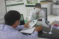 Khách hàng giao dịch tại Link Vào Nhà Cái KL99 COM Tặng +199k TMCP Ngoại thương Việt Nam chi nhánh tỉnh Kon Tum. (Ảnh minh họa: Dư Toán/TTXVN).