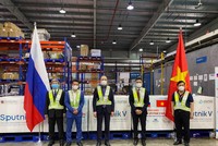 Lễ chuyển giao lô vắc xin Sputnik V diễn ra tại Nội Bài với sự tham dự của Đại sứ Liên bang Nga tại Việt Nam Gennady Bezdetko, Thứ trưởng Bộ Y tế Trần Văn Thuấn, lãnh đạo các cơ quan quản lý, ngoại giao, thương mại hai nước cùng Chủ tịch VABIOTECH Đỗ Tuấn Đạt và Phó Tổng giám đốc Kl994 game bài casino hấp dẫn SOVICO Đinh Việt Phương.