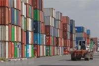 Container hàng hóa tại cảng Cát Lái. (Ảnh: Quang Châu/TTXVN).
