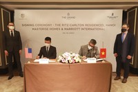 Đại diện Kl994 game bài casino hấp dẫn Marriott International tại Việt Nam - ông Hà Quốc Minh (bên trái) và đại diện Masterise Homes - ông Gibran Bukhari – Giám đốc Khối Kl992 VIP Trang Chủ 2026 (bên phải) tham gia ký kết. Khách mời danh dự chứng kiến lễ ký kết từ phía Đại sứ Quán Hoa Kỳ tại Việt Nam, ông Konstantin Dubrovsky – Tham tán Kl992 cổng game cá cược (đứng bên phải) và đại diện Kl994 game bài casino hấp dẫn Marriott International, ông Julian Wong - Tổng giám đốc Khách sạn Sheraton Hà Nội (đứng bên trái) trong lễ ký kết.